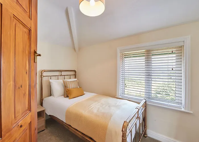 Host & - Blue Sky * Whitby